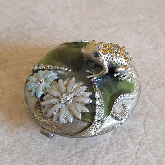 Vintage Enamel with Frog Compact - Picture 1 of 9